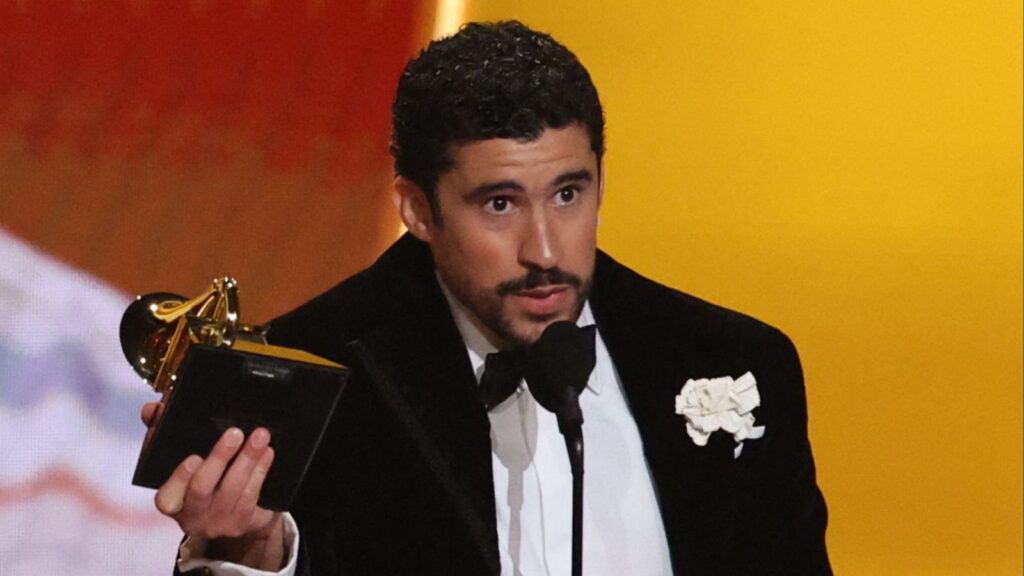 Bad Bunny sostiene un premio Grammy durante su discurso, imagen ilustrativa del crecimiento de la música latina en EE. UU.