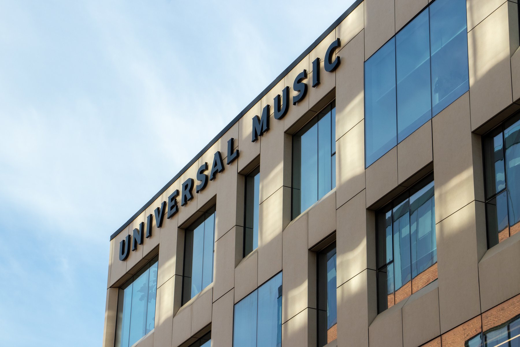 UMG bolsa: sede de Universal Music en Toronto, discográfica cuyas acciones caen casi un 35% en 2026